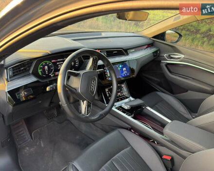 Серый Ауди Q8 Sportback e-tron, объемом двигателя 0 л и пробегом 47 тыс. км за 54000 $, фото 11 на Automoto.ua