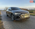 Серый Ауди Q8 Sportback e-tron, объемом двигателя 0 л и пробегом 47 тыс. км за 54000 $, фото 2 на Automoto.ua