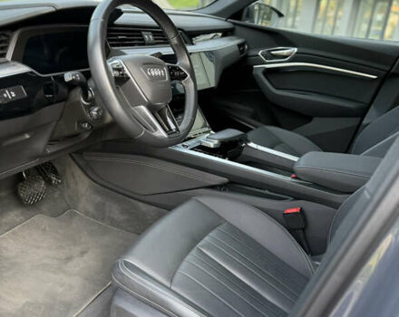 Серый Ауди Q8 Sportback e-tron, объемом двигателя 0 л и пробегом 36 тыс. км за 54000 $, фото 17 на Automoto.ua