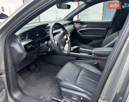 Серый Ауди Q8 Sportback e-tron, объемом двигателя 0 л и пробегом 45 тыс. км за 64900 $, фото 10 на Automoto.ua