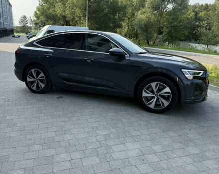 Серый Ауди Q8 Sportback e-tron, объемом двигателя 0 л и пробегом 36 тыс. км за 54000 $, фото 5 на Automoto.ua