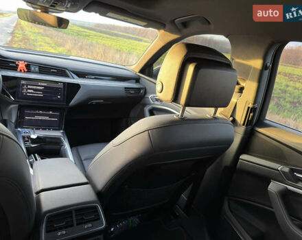 Серый Ауди Q8 Sportback e-tron, объемом двигателя 0 л и пробегом 47 тыс. км за 54000 $, фото 10 на Automoto.ua