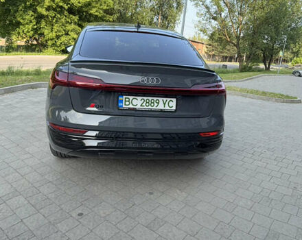 Серый Ауди Q8 Sportback e-tron, объемом двигателя 0 л и пробегом 36 тыс. км за 54000 $, фото 9 на Automoto.ua