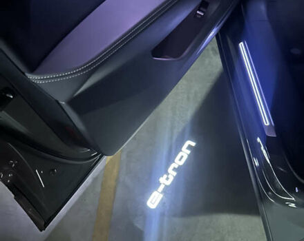 Серый Ауди Q8 Sportback e-tron, объемом двигателя 0 л и пробегом 45 тыс. км за 64900 $, фото 31 на Automoto.ua