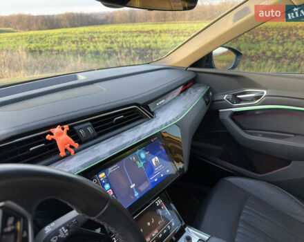 Серый Ауди Q8 Sportback e-tron, объемом двигателя 0 л и пробегом 47 тыс. км за 54000 $, фото 12 на Automoto.ua