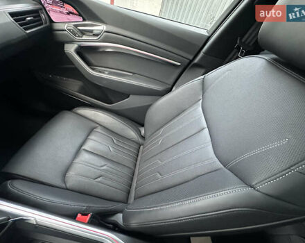Серый Ауди Q8 Sportback e-tron, объемом двигателя 0 л и пробегом 45 тыс. км за 64900 $, фото 29 на Automoto.ua