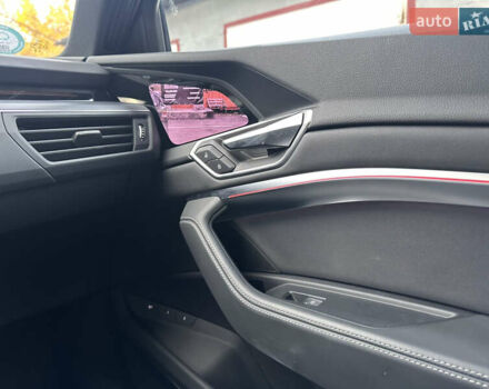 Серый Ауди Q8 Sportback e-tron, объемом двигателя 0 л и пробегом 45 тыс. км за 64900 $, фото 25 на Automoto.ua