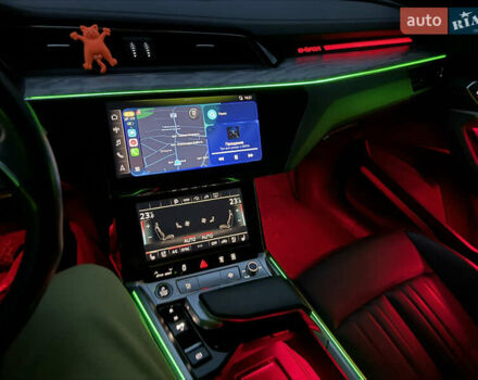 Серый Ауди Q8 Sportback e-tron, объемом двигателя 0 л и пробегом 47 тыс. км за 54000 $, фото 8 на Automoto.ua