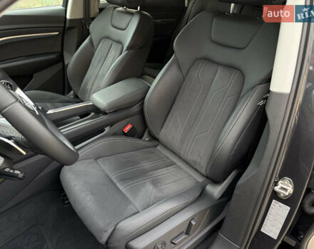 Серый Ауди Q8 Sportback e-tron, объемом двигателя 0 л и пробегом 8 тыс. км за 63500 $, фото 15 на Automoto.ua