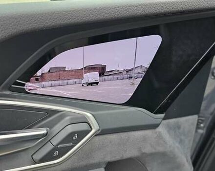 Серый Ауди Q8 Sportback e-tron, объемом двигателя 0 л и пробегом 65 тыс. км за 59999 $, фото 140 на Automoto.ua