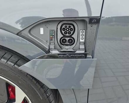 Серый Ауди Q8 Sportback e-tron, объемом двигателя 0 л и пробегом 20 тыс. км за 64800 $, фото 44 на Automoto.ua