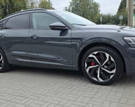 Серый Ауди Q8 Sportback e-tron, объемом двигателя 0 л и пробегом 20 тыс. км за 64800 $, фото 13 на Automoto.ua