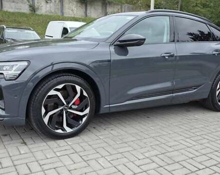 Серый Ауди Q8 Sportback e-tron, объемом двигателя 0 л и пробегом 20 тыс. км за 64800 $, фото 3 на Automoto.ua