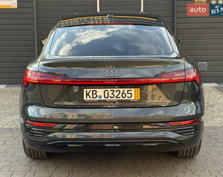 Серый Ауди Q8 Sportback e-tron, объемом двигателя 0 л и пробегом 8 тыс. км за 63500 $, фото 4 на Automoto.ua
