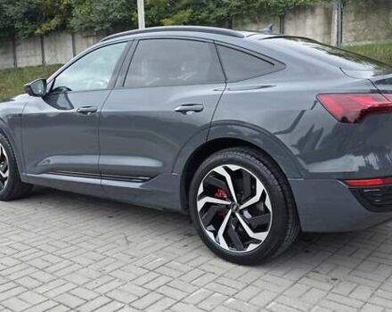 Серый Ауди Q8 Sportback e-tron, объемом двигателя 0 л и пробегом 20 тыс. км за 64800 $, фото 25 на Automoto.ua
