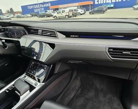 Серый Ауди Q8 Sportback e-tron, объемом двигателя 0 л и пробегом 65 тыс. км за 59999 $, фото 100 на Automoto.ua