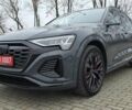 Серый Ауди Q8 Sportback e-tron, объемом двигателя 0 л и пробегом 65 тыс. км за 59999 $, фото 1 на Automoto.ua