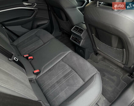 Серый Ауди Q8 Sportback e-tron, объемом двигателя 0 л и пробегом 8 тыс. км за 63500 $, фото 23 на Automoto.ua