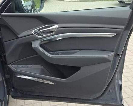 Серый Ауди Q8 Sportback e-tron, объемом двигателя 0 л и пробегом 20 тыс. км за 64800 $, фото 81 на Automoto.ua