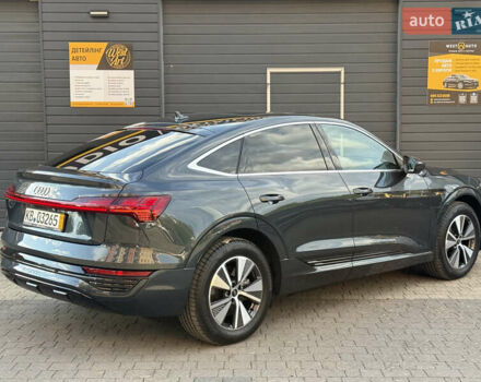 Серый Ауди Q8 Sportback e-tron, объемом двигателя 0 л и пробегом 8 тыс. км за 63500 $, фото 5 на Automoto.ua