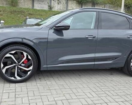 Серый Ауди Q8 Sportback e-tron, объемом двигателя 0 л и пробегом 20 тыс. км за 64800 $, фото 1 на Automoto.ua