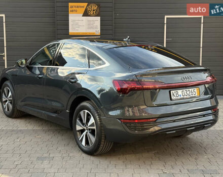 Серый Ауди Q8 Sportback e-tron, объемом двигателя 0 л и пробегом 8 тыс. км за 63500 $, фото 3 на Automoto.ua