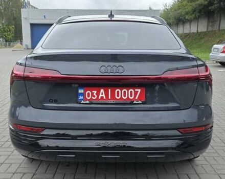 Серый Ауди Q8 Sportback e-tron, объемом двигателя 0 л и пробегом 20 тыс. км за 64800 $, фото 22 на Automoto.ua