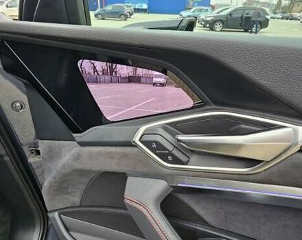 Серый Ауди Q8 Sportback e-tron, объемом двигателя 0 л и пробегом 65 тыс. км за 59999 $, фото 96 на Automoto.ua