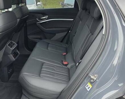 Серый Ауди Q8 Sportback e-tron, объемом двигателя 0 л и пробегом 20 тыс. км за 64800 $, фото 76 на Automoto.ua