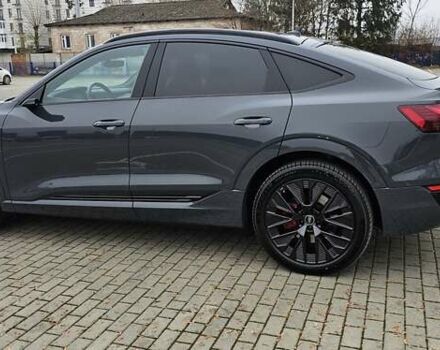 Серый Ауди Q8 Sportback e-tron, объемом двигателя 0 л и пробегом 65 тыс. км за 59999 $, фото 30 на Automoto.ua