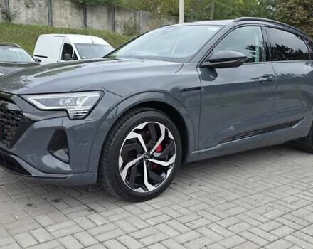 Серый Ауди Q8 Sportback e-tron, объемом двигателя 0 л и пробегом 20 тыс. км за 64800 $, фото 4 на Automoto.ua