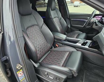 Серый Ауди Q8 Sportback e-tron, объемом двигателя 0 л и пробегом 65 тыс. км за 59999 $, фото 104 на Automoto.ua