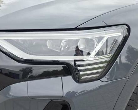 Серый Ауди Q8 Sportback e-tron, объемом двигателя 0 л и пробегом 20 тыс. км за 64800 $, фото 40 на Automoto.ua
