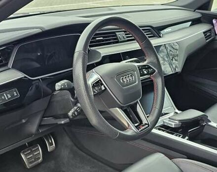 Серый Ауди Q8 Sportback e-tron, объемом двигателя 0 л и пробегом 65 тыс. км за 59999 $, фото 138 на Automoto.ua