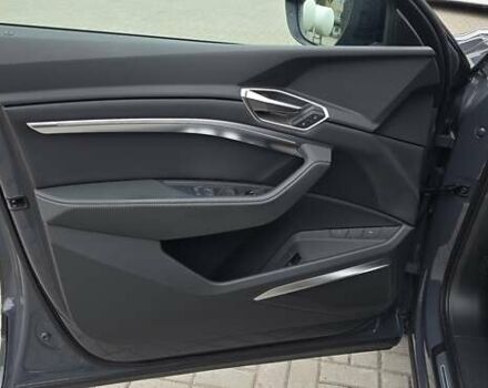 Серый Ауди Q8 Sportback e-tron, объемом двигателя 0 л и пробегом 20 тыс. км за 64800 $, фото 59 на Automoto.ua