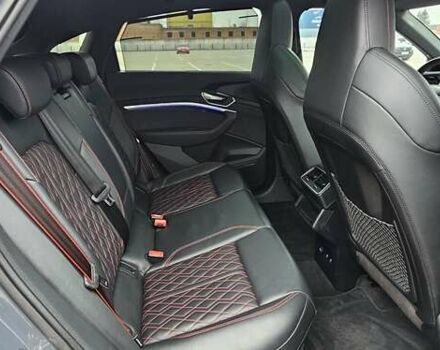 Серый Ауди Q8 Sportback e-tron, объемом двигателя 0 л и пробегом 65 тыс. км за 59999 $, фото 113 на Automoto.ua