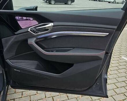 Серый Ауди Q8 Sportback e-tron, объемом двигателя 0 л и пробегом 65 тыс. км за 59999 $, фото 107 на Automoto.ua