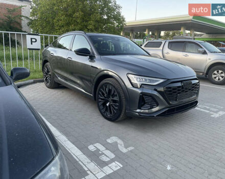 Сірий Ауді Q8 Sportback e-tron, об'ємом двигуна 0 л та пробігом 10 тис. км за 80000 $, фото 8 на Automoto.ua