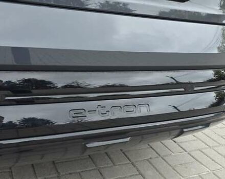 Серый Ауди Q8 Sportback e-tron, объемом двигателя 0 л и пробегом 20 тыс. км за 64800 $, фото 49 на Automoto.ua
