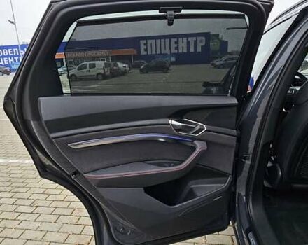 Серый Ауди Q8 Sportback e-tron, объемом двигателя 0 л и пробегом 65 тыс. км за 59999 $, фото 127 на Automoto.ua