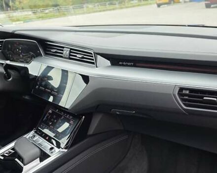 Серый Ауди Q8 Sportback e-tron, объемом двигателя 0 л и пробегом 20 тыс. км за 64800 $, фото 87 на Automoto.ua