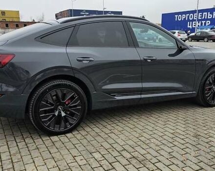 Серый Ауди Q8 Sportback e-tron, объемом двигателя 0 л и пробегом 65 тыс. км за 59999 $, фото 45 на Automoto.ua