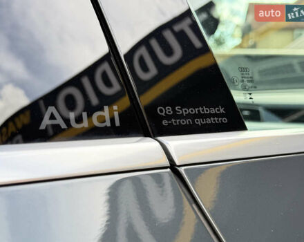 Серый Ауди Q8 Sportback e-tron, объемом двигателя 0 л и пробегом 8 тыс. км за 63500 $, фото 14 на Automoto.ua