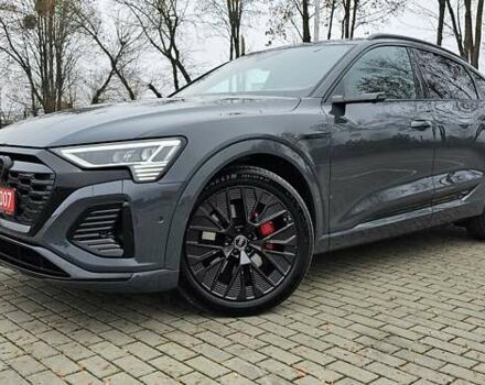 Серый Ауди Q8 Sportback e-tron, объемом двигателя 0 л и пробегом 65 тыс. км за 59999 $, фото 7 на Automoto.ua