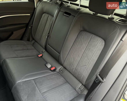 Серый Ауди Q8 Sportback e-tron, объемом двигателя 0 л и пробегом 8 тыс. км за 63500 $, фото 19 на Automoto.ua