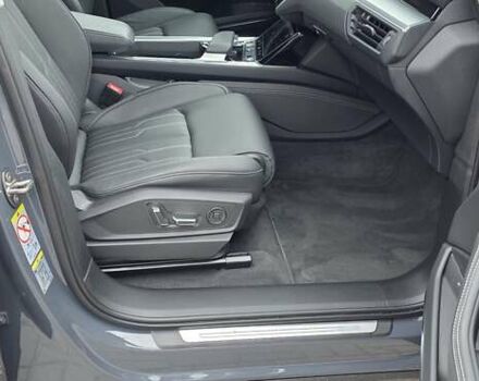 Серый Ауди Q8 Sportback e-tron, объемом двигателя 0 л и пробегом 20 тыс. км за 64800 $, фото 84 на Automoto.ua