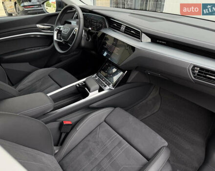 Серый Ауди Q8 Sportback e-tron, объемом двигателя 0 л и пробегом 8 тыс. км за 63500 $, фото 27 на Automoto.ua
