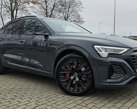 Серый Ауди Q8 Sportback e-tron, объемом двигателя 0 л и пробегом 65 тыс. км за 59999 $, фото 2 на Automoto.ua