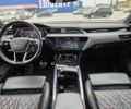 Серый Ауди Q8 Sportback e-tron, объемом двигателя 0 л и пробегом 65 тыс. км за 59999 $, фото 123 на Automoto.ua