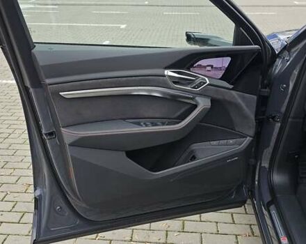 Серый Ауди Q8 Sportback e-tron, объемом двигателя 0 л и пробегом 65 тыс. км за 59999 $, фото 142 на Automoto.ua